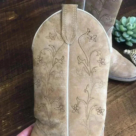 Wolverine | Vintage Embroidered Tan Leather Western Boots - Picture 7 of 11